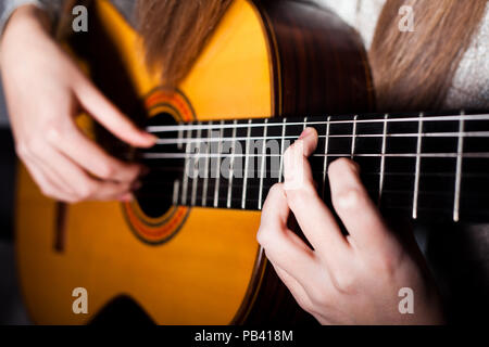 Femme jouant de la guitare acoustique Banque D'Images