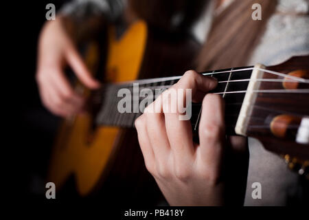 Femme jouant de la guitare acoustique Banque D'Images