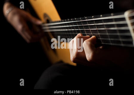 Man playing guitar Banque D'Images