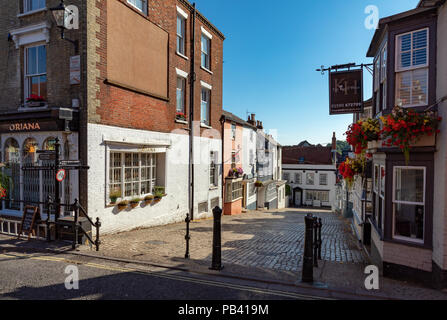 Hmapshire Lymington en Angleterre le 23 juillet 2018, les vieux immeubles sur Quay Hill Banque D'Images