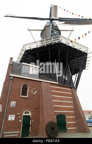 Le moulin de Adriaan (Molen de Adriaan) à Haarlem, aux Pays-Bas. Le moulin se dresse sur les rives de la rivière Spaarne et fut construit en 1778. Il i Banque D'Images