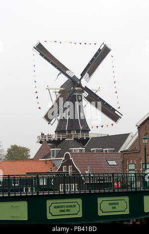 Le moulin de Adriaan (Molen de Adriaan) à Haarlem, aux Pays-Bas. Le moulin se dresse sur les rives de la rivière Spaarne et fut construit en 1778. Il i Banque D'Images