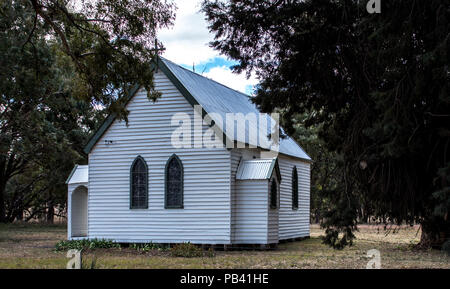En bois blanc vintage historique église de campagne, entourée d'arbres Banque D'Images