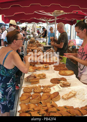 Un grand choix de viennoiseries en vente dans ce marché plein air de Sète, le sud de la France sous la canicule de l'été 2018 Banque D'Images