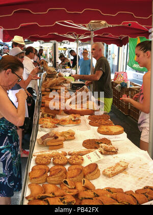 Un grand choix de viennoiseries en vente dans ce marché plein air de Sète, le sud de la France sous la canicule de l'été 2018 Banque D'Images