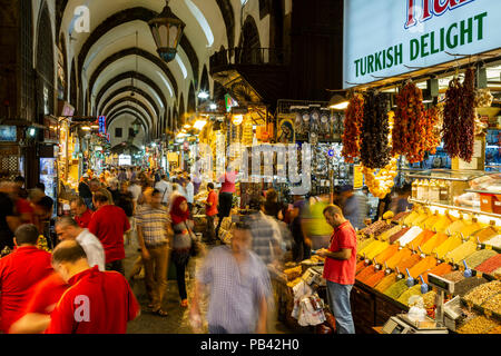 Les internautes et les boutiques, le marché aux épices, Istanbul, Turquie Banque D'Images