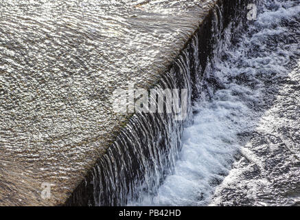 Régie de l'eau Débit d'eau et de canal d'irrigation qui s'écoule à travers le milieu d'une ville. Banque D'Images