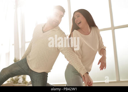 Heureux couple dancing in new house Banque D'Images