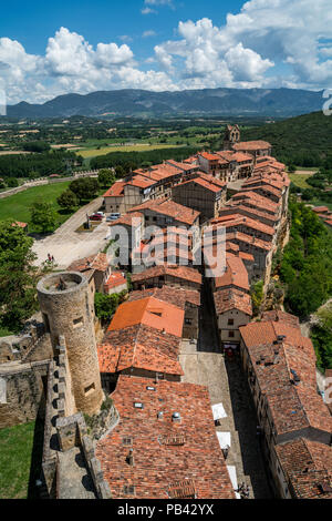 Vue panoramique d'une petite ville Frías, province de Burgos, Castille et Leon, Espagne Banque D'Images