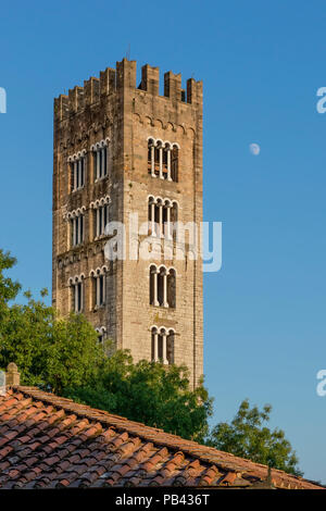 Le beau clocher de la Basilique de San Frediano avec la lune haut dans le ciel, Lucca, Toscane, Italie Banque D'Images