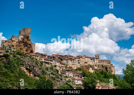 Vue panoramique d'une petite ville Frías, province de Burgos, Castille et Leon, Espagne Banque D'Images