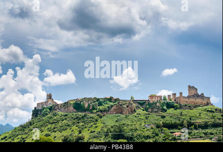 Vue panoramique d'une petite ville Frías, province de Burgos, Castille et Leon, Espagne Banque D'Images