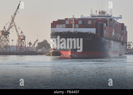 Le YANG MING porte-conteneurs géant, YM l'unanimité, entre dans le chenal principal de Los Angeles, en route pour le Port de Los Angeles, Californie, USA. Banque D'Images