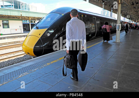 Homme d'affaires debout sur la plate-forme attendant de monter à bord de la première classe Hitachi 800 GWR train Cardiff Railway Station Cardiff City Wales UK KATHY DEWITT Banque D'Images