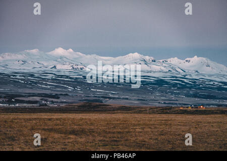 L'Autoroute de la rue Ring Road No.1 en Islande, avec vue sur la montagne. Si côté sud du pays. Banque D'Images