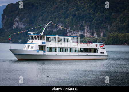 Le navire 'Quentin' quitte le port de Weesen sur son run à travers le lac de Walenstadt Walenstadt (), se terminant en Walenstadt. Banque D'Images