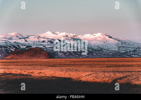 L'Autoroute de la rue Ring Road No.1 en Islande, avec vue sur la montagne. Si côté sud du pays. Banque D'Images