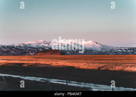 L'Autoroute de la rue Ring Road No.1 en Islande, avec vue sur la montagne. Si côté sud du pays. Banque D'Images