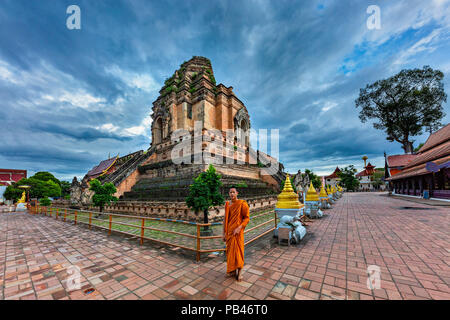 Le moine bouddhiste me regarde les vestiges du temple connu sous le nom de Wat Chedi Luang, à Chiang Mai, Thaïlande. Banque D'Images