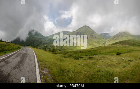 Vivione col de montagne étroite route traverse les prairies de haute altitude, tourné en été nuageux lumière dans la vallée de Scalve, Bergame, Lombardie, Italie, Orobie Banque D'Images