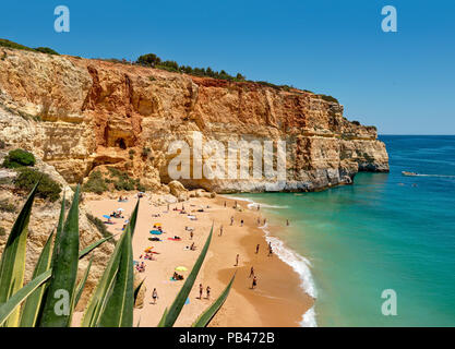 Plage de Benagil, près de Carvoeiro, Algarve Banque D'Images