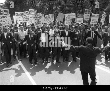 Martin Luther King, Jr. et d'autres dirigeants des droits civils à la tête de la Marche sur Washington pour l'emploi et la liberté sur août 28,1963. La fin mars au Lincoln Memorial, où le Dr King a présenté ses "J'ai fait un rêve" discours. Banque D'Images