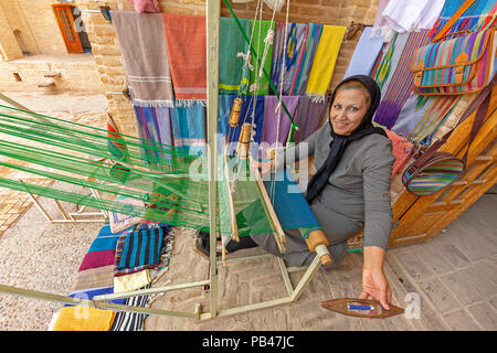 Femme iranienne tissage de tissus de manière traditionnelle, à Meybod, en Iran. Banque D'Images