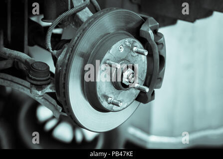 Le disque de frein et le détail du moyeu de roue - effet filtre noir et blanc Banque D'Images