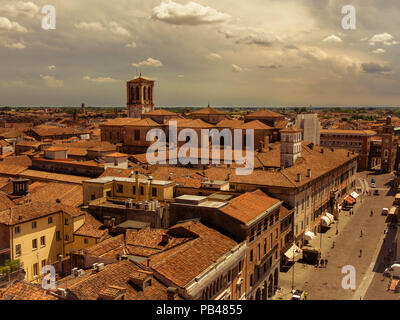 Vue sur les toits rouges de Ferrara, Italie vers la cathédrale Banque D'Images