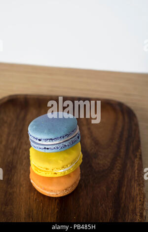 Macarons français / Macron Trio - Tasty Pasty Options sur une plaque en bois foncé Banque D'Images