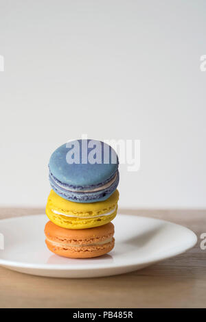 Tilting Pile de Macarons - Pâtisserie Dessert Français traiter sur un plat Banque D'Images