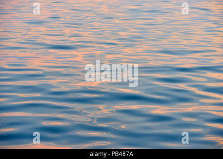 Dawn skies et ancrées dans l'épave, la baie de Puerto Baquerizo Moreno, Équateur, l'île San Cristobal Banque D'Images