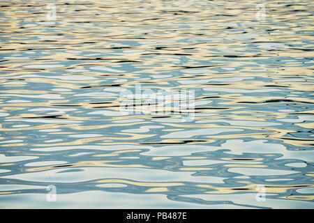 Dawn skies et ancrées dans l'épave, la baie de Puerto Baquerizo Moreno, Équateur, l'île San Cristobal Banque D'Images