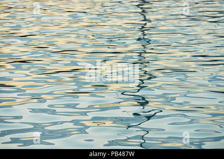 Dawn skies et ancrées dans l'épave, la baie de Puerto Baquerizo Moreno, Équateur, l'île San Cristobal Banque D'Images