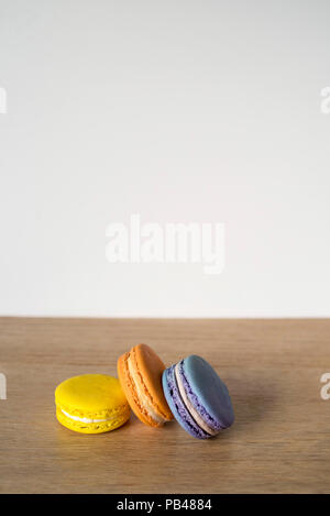 Quelques macarons assise sur une table en attendant que quelqu'un de les manger Banque D'Images