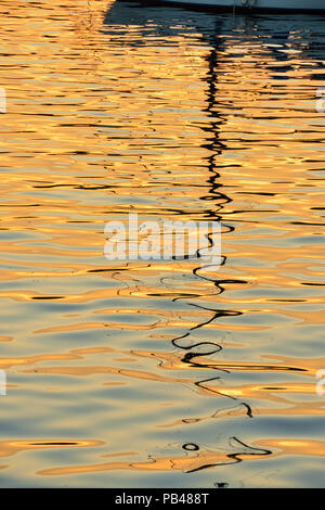 Dawn skies et ancrées dans l'épave, la baie de Puerto Baquerizo Moreno, Équateur, l'île San Cristobal Banque D'Images