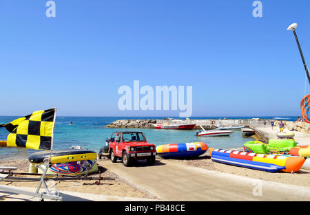 Pneumatiques pour voitures sur Paphos Beach une station touristique à Chypre Banque D'Images