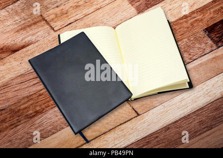 Ordinateur portable ordinateur portable ouvert et en cuir Banque D'Images