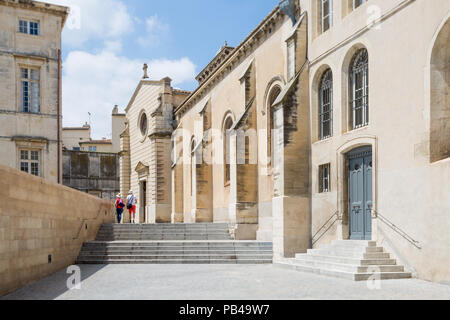 Rue ancienne avec des éléments modernes et les touristes à Nimes, Provence, France Banque D'Images