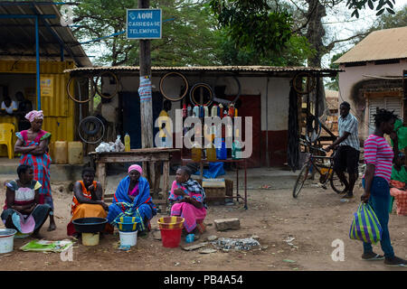 Quinhamel, République de Guinée-Bissau - 2 Février 2018 : Les vendeurs dans un marché de rue dans le village de Quinhamel en Guinée-Bissau. Banque D'Images