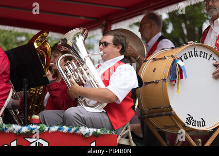 Frankenmuth, Michigan, USA - Le 10 juin 2018 Membres du groupe jouant le Frankentrost au défilé du festival bavarois. Banque D'Images