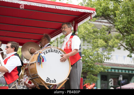 Frankenmuth, Michigan, USA - Le 10 juin 2018 Membres du groupe jouant le Frankentrost au défilé du festival bavarois. Banque D'Images