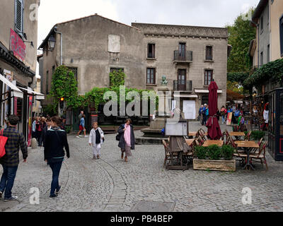 À l'intérieur de l'ancienne ville fortifiée de Carcassonne, France Banque D'Images