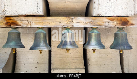 De nombreuses anciennes cloches - campanes sont vus dans une rangée. Banque D'Images