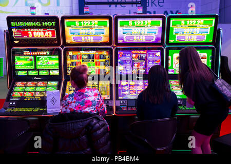 Sofia, Bulgarie - 22 novembre 2017 : les machines à sous sont vus dans un casino equipment exhibition à Sofia. Les gens ont la possibilité de les tester pour fre Banque D'Images