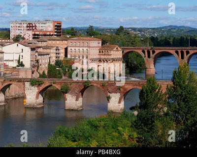 La ville d'Albi sur le Tarn près de Toulouse, France, montrant la cathédrale Sainte-Cécile et le Pont Vieux dans le centre-ville Banque D'Images