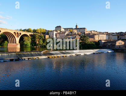 La ville d'Albi sur le Tarn près de Toulouse, France, montrant la cathédrale Sainte-Cécile et le Pont Vieux dans le centre-ville Banque D'Images