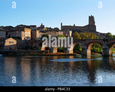 La ville d'Albi sur le Tarn près de Toulouse, France, montrant la cathédrale Sainte-Cécile et le Pont Vieux dans le centre-ville Banque D'Images