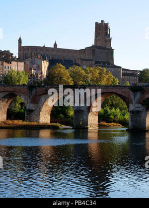 La ville d'Albi sur le Tarn près de Toulouse, France, montrant la cathédrale Sainte-Cécile et le Pont Vieux dans le centre-ville Banque D'Images