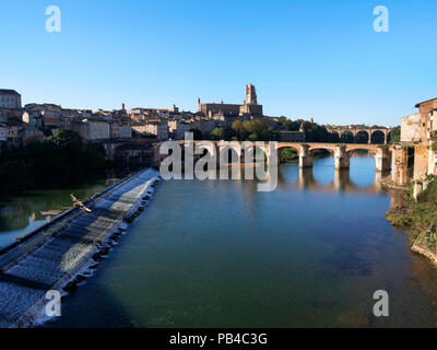 La ville d'Albi sur le Tarn près de Toulouse, France, montrant la cathédrale Sainte-Cécile et le Pont Vieux dans le centre-ville Banque D'Images